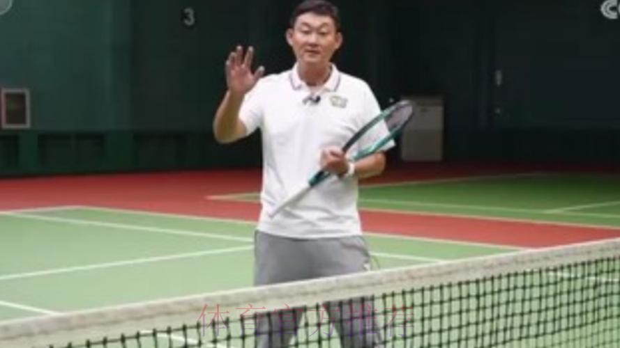 杨伟光带来打网球前的准备活动 杨伟光带来打网球前的准备活动