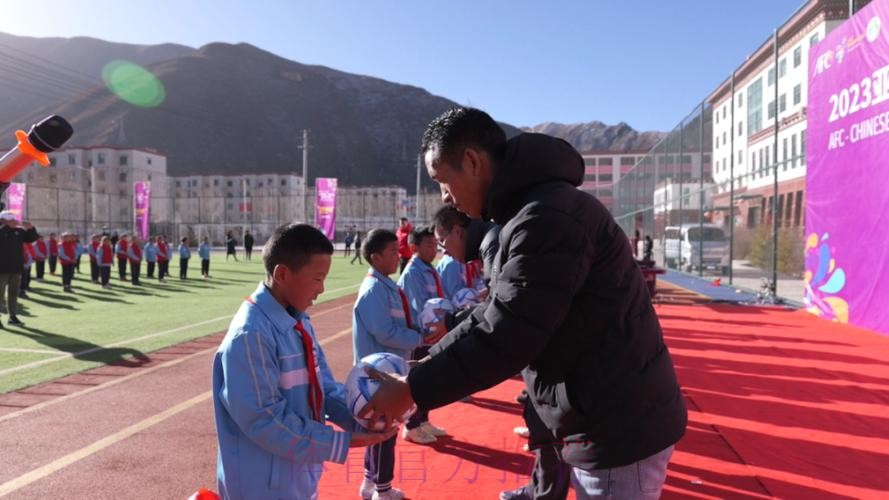 “梦想中国”中国足协社会责任活动走进玉树 “梦想中国”中国足协社会责任活动走进玉树